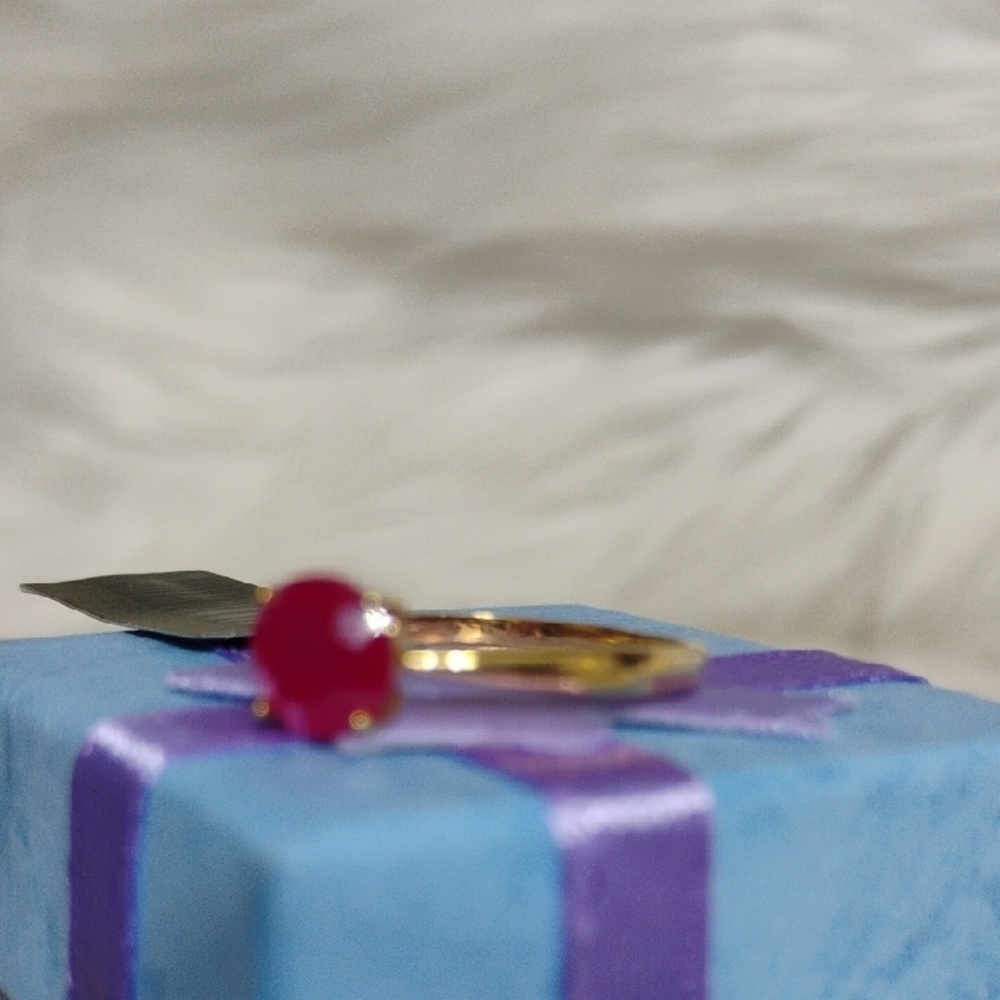 SALE! Elegant 10kt Solid Gold & Genuine 1.06 CTS Ruby Solitaire Ring - Picture 9 of 15